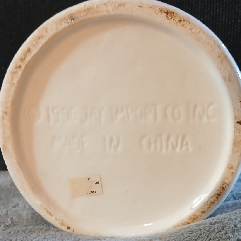 Vintage Ceramic Cookie Jar with Heart Design - Picture 8 of 9
